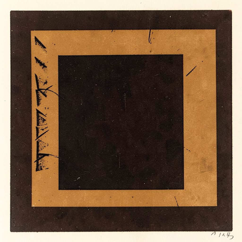 Linogravure d'une composition minimaliste en ocre profond et noir velouté sur fond crème