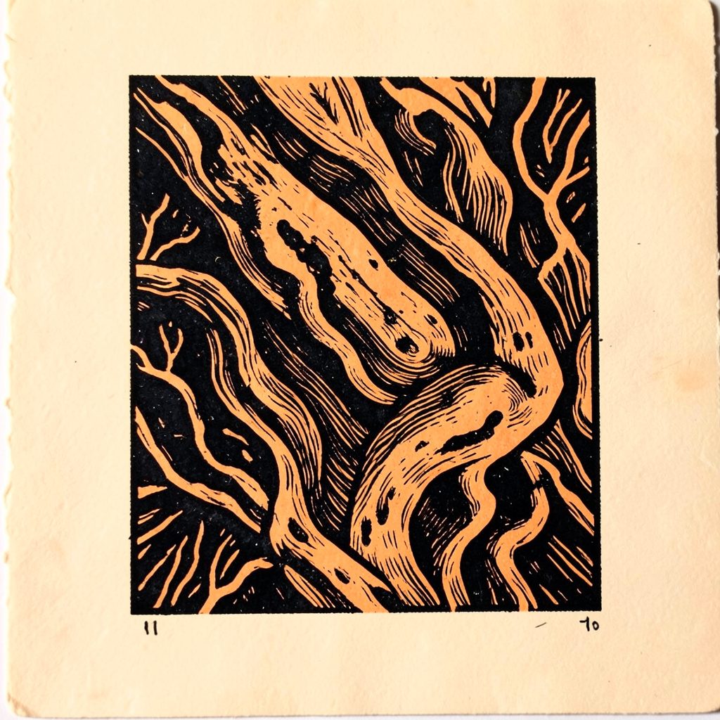 Linogravure d'une texture organique en noir et ocre atténué sur fond crème chaud