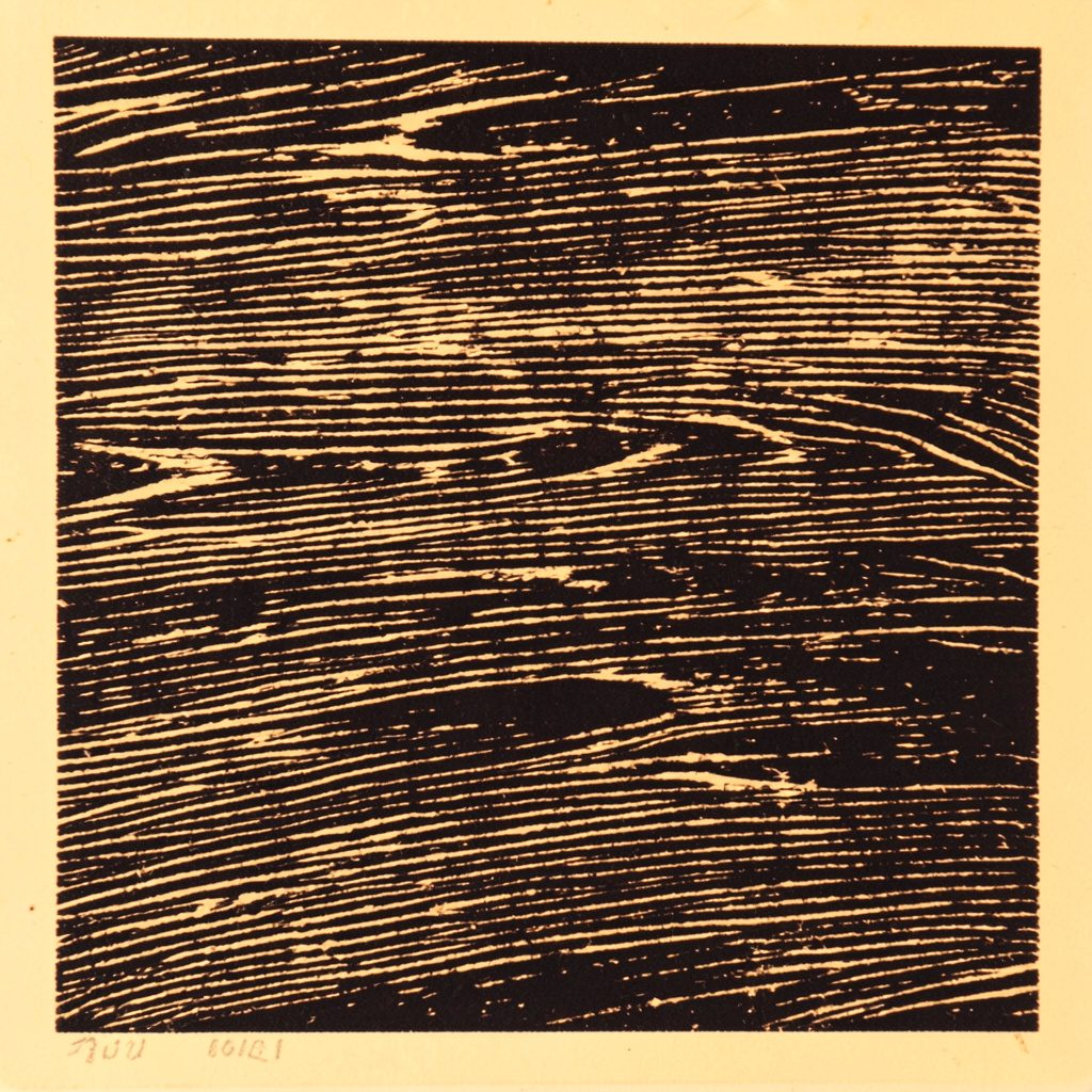 Linogravure d'une texture striée en noir et brun fumé sur fond crème chaud